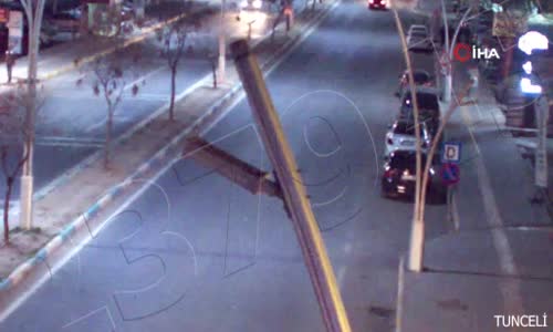 Tunceli'de otomobil park halindeki araçları biçti 