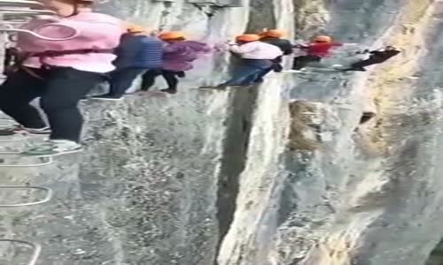 Gözleri yukarı dikilirde elleri aşağı tutanmak ister*