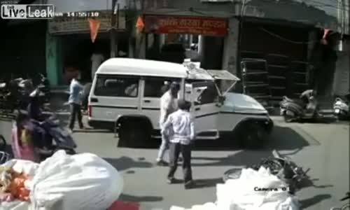 Öfkeyle Kalkıp Zararla Oturan Hintli Adam 