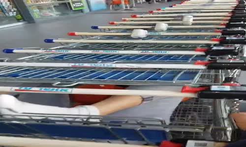 Market Arabasında Mahsur Kalan Kız 