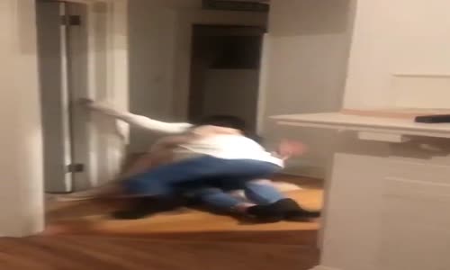 Kucaklaşırken Devrilen Sarhoş Kızlar