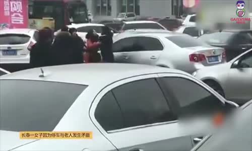 Kavgayı Ayırmak İsteyen Erkek Beş Kadından Dayak Yedi