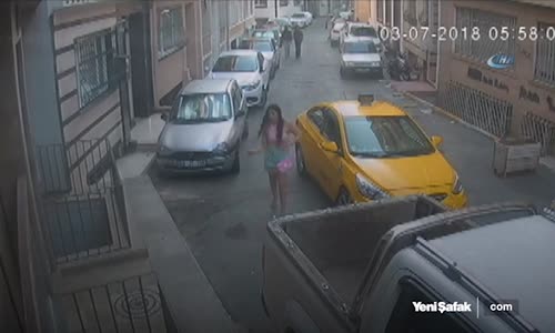 Beyoğlu'nda Güpegündüz Kapkaççı Dehşeti Kamerada