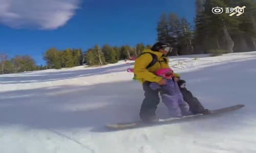 Babasıyla Snowboard Yapan 2 Yaşındaki Kız
