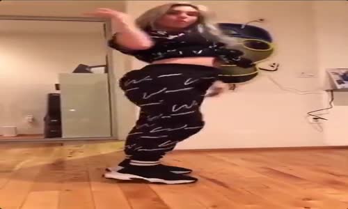 Dans Ederken Cam Kapıdan İçeri Uçan Kadın 