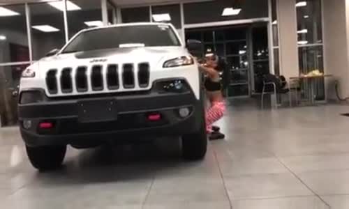 Jipin Altından Ellerini Kullanmadan Geçmek