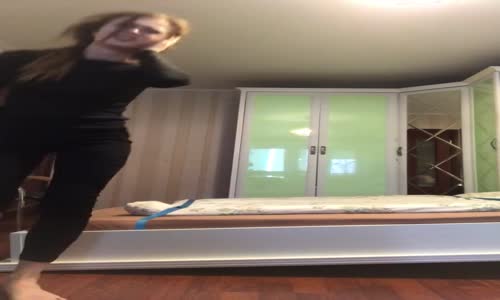 Dans Ederken Yatağın Gazabına Uğrayan Kız 