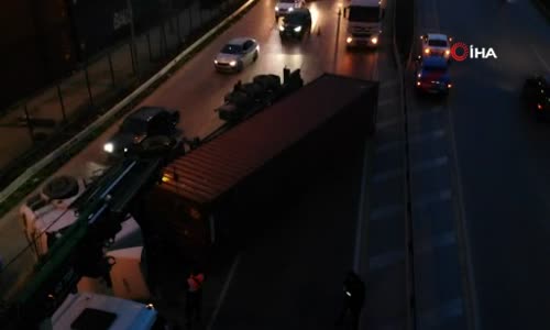 Beylikdüzü’nde Kağıt Yüklü Tır Devrildi