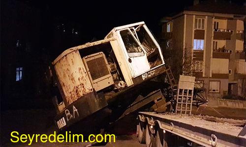 Çekiciden düşen vinç Amasra yolunu trafiğe kapattı