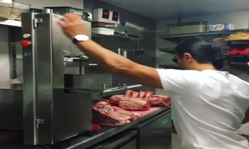 Nusr-Et Kontrfile Şov!