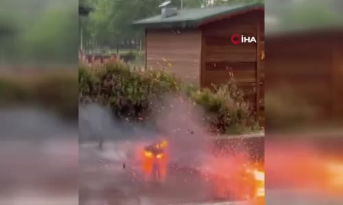 Elektrikli scooter alev aldı, patlama anı kameraya yansıdı 