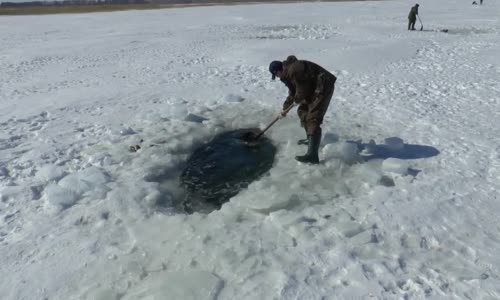 Buz Tutan Nehirde Kürekle Balık Avlayan Adam Şok Görüntüler !!!!!