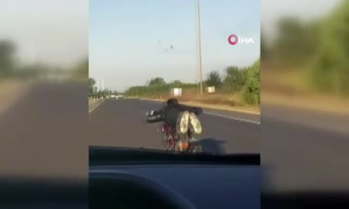 Motosikletini yatarak kullanan sürücü ölüme meydan okudu