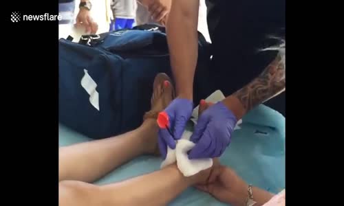 Kız Kardeşini Dartla Vurdu