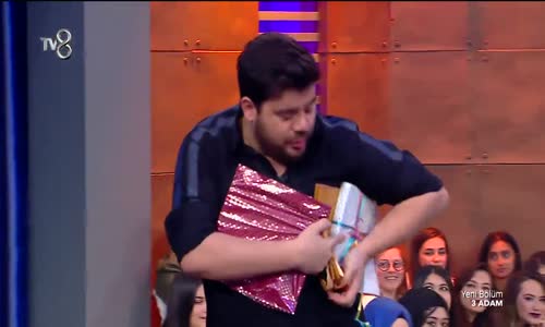 Stüdyodaki Seyircilerden 3 Adama Özel Hediyeler!  