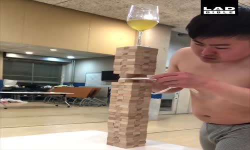 Memeleriyle Muhteşem Jenga Hamlesi Yapan Koniçiva