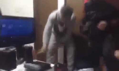 Oyun Konsolonu Çekiçle Parçalayan Amca