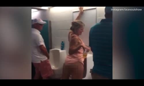 Erkekler Tuvaletinde Ayakta İşeyen Sarhoş Kadın