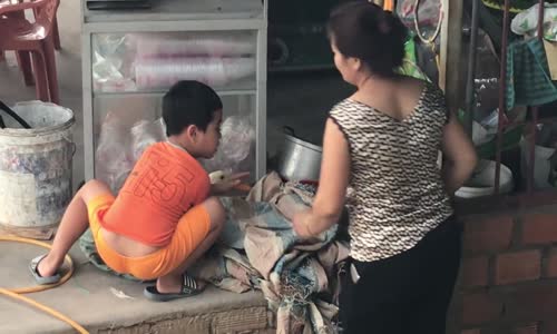 Ördeğinin Kesilmesine Müsaade Etmeyen Sevimli Çocuk