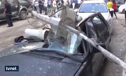 Mobese Direği Park Halindeki Otomobilin Üzerine Düştü