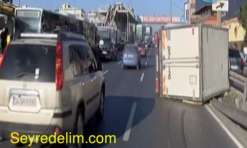 Kamyonet direğe çarptı, trafik felç oldu
