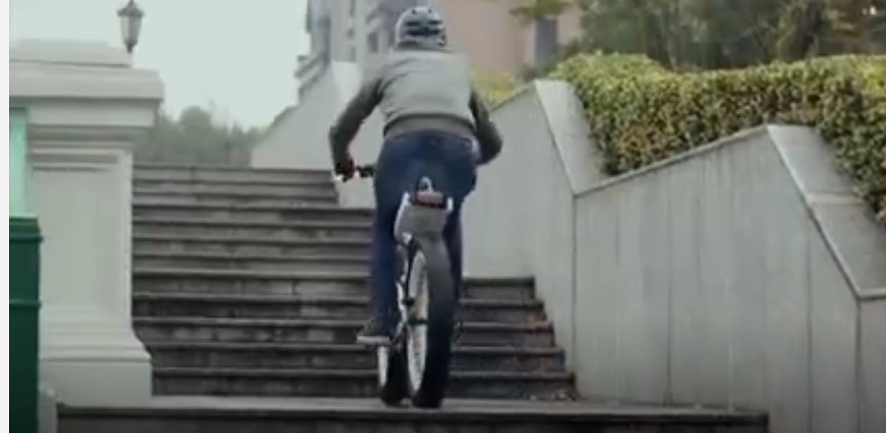 Bu İnanılmaz Elektrikli Bisikletle Bir SUV Çekmek