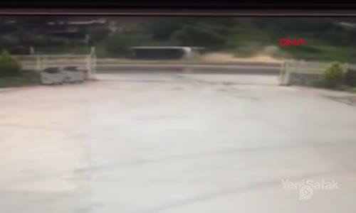 Kaza Yapan Otobüs Böyle Sürüklendi