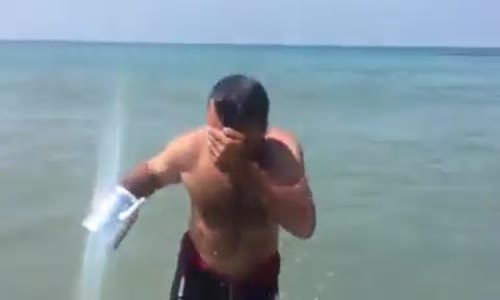 Denizde Çaydanlıkla Serinleyen Yüzme Bilmeyen Kilisli Dayı