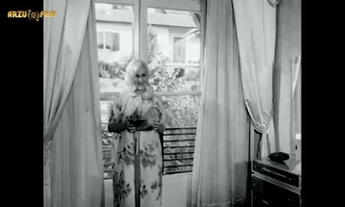 Sürtük  Seni Seviyor Sanırım