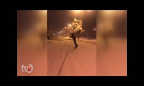Caddede Snowboard Yapan Vatandaş