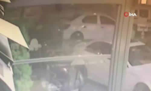 Kafe çıkışında tekmeli yumruklu kavga kamerada 