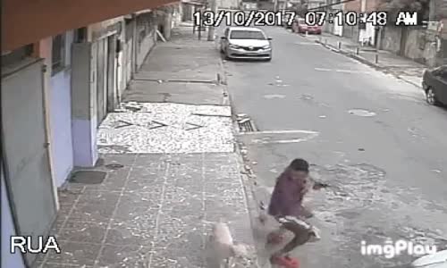 Köpeğin Adamın Üstüne İşemesi