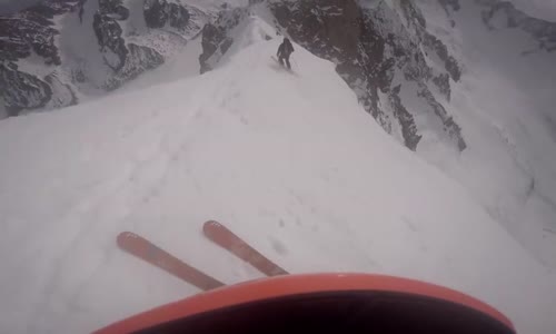 Dağın Zirvesinden İnen Kayakçıların Adrenalin Dolu Anları 