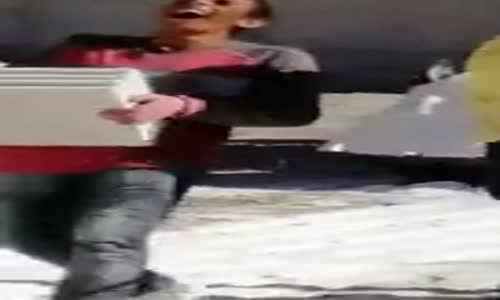 Kafasına Sıcak Geçen İşçi 