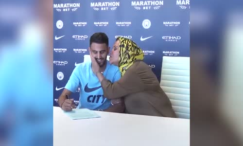 Manchester Cityli Yıldızın İmza Törenine Annesi Damga Vurdu