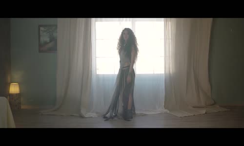 Sena Şener  Sevmemeliyiz