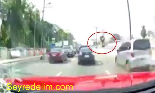 Otomobil çarptı: Metrelerce uçtu