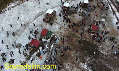 Öğrenciler soğuğa aldırmadan horon tepti