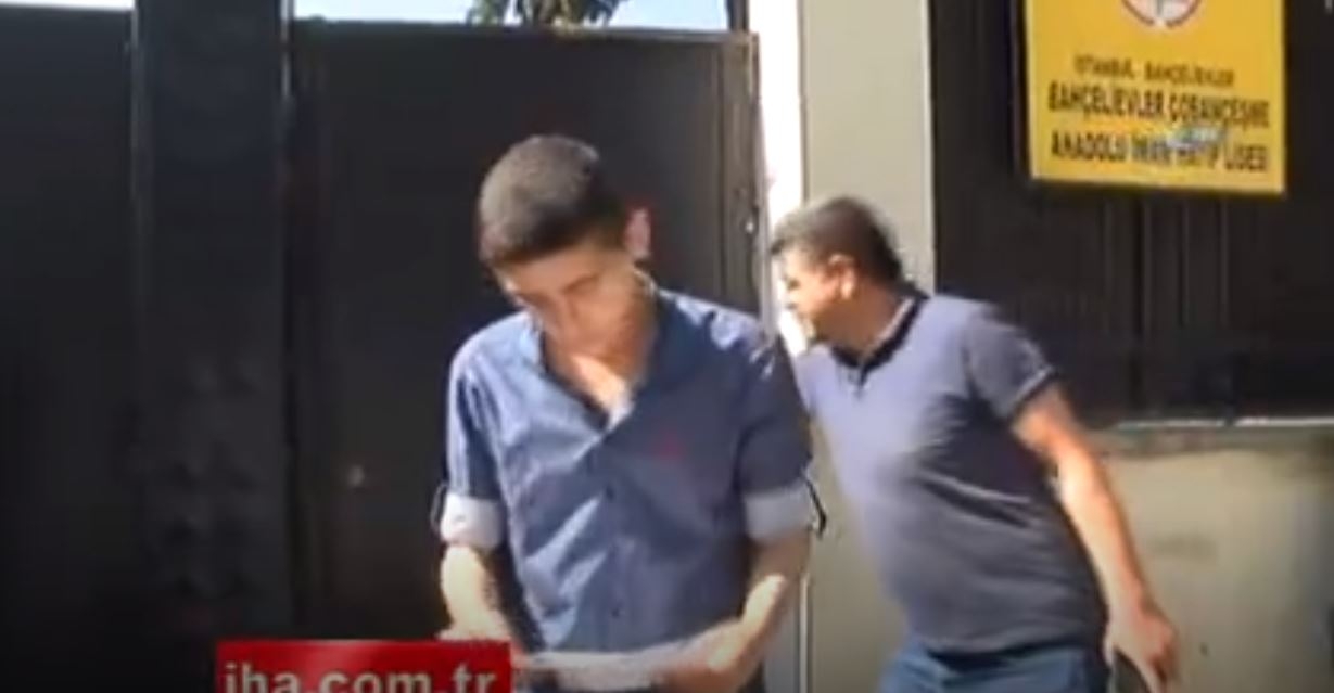 Sınava Geç Kalan Öğrenci Demir Parmaklıklara Tırmandı