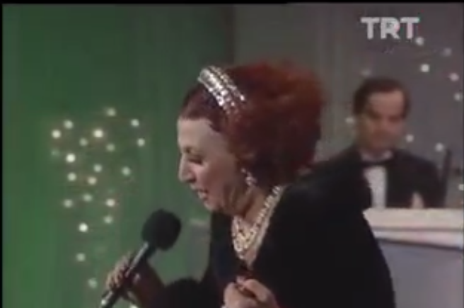 Müzeyyen Senar-Körfezdeki Dalgın Suya Bir Bak Göreceksin 