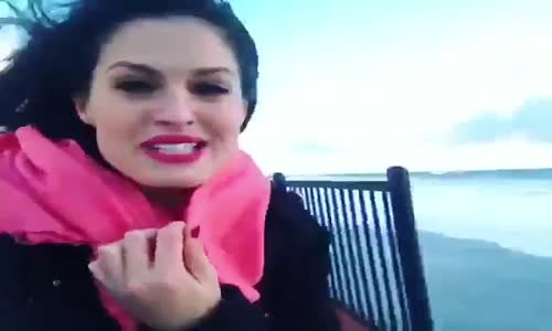 Fırtınalı Hava Hakkında Konuşurken Vuran Dalga ile Madara Olan Kadın