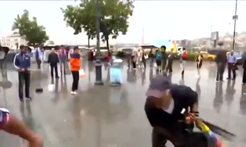 Şemsiyeci İle Şemsiyesizin Dövüşü