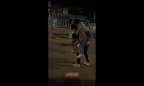 Sırtta Sevgili Taşıma Yarışında Yere Kapaklanan Çift 