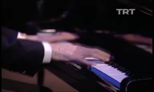 Burak Kut-Sevdim Bir Genç Kadını izle