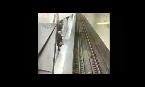 Kadın telefonunu kontrol ederken metro tren rayları düşüyor