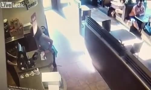 Kızgın Kadının Kahve Dükkanını B.k Yağmuruna Tutması 