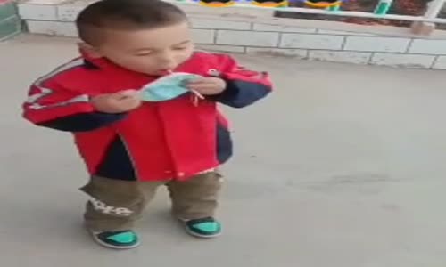 Maskesi Takılıyken Lolipop Yiyebilen Zeki Ufaklık 