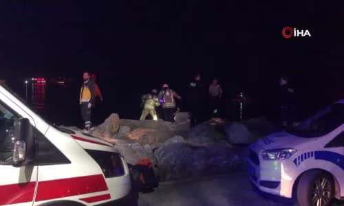 Kadıköy Sahili'nde kayalara sıkışan genç 3 buçuk saat sonra kurtarıldı 