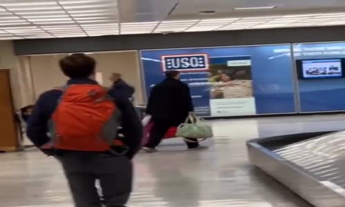 Küçük Kızını Şapkasından Tutarak Sürükleyen Baba