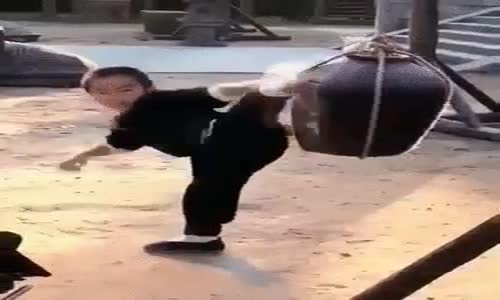 Küçük Çocuktan Kung Fu Gösterisi